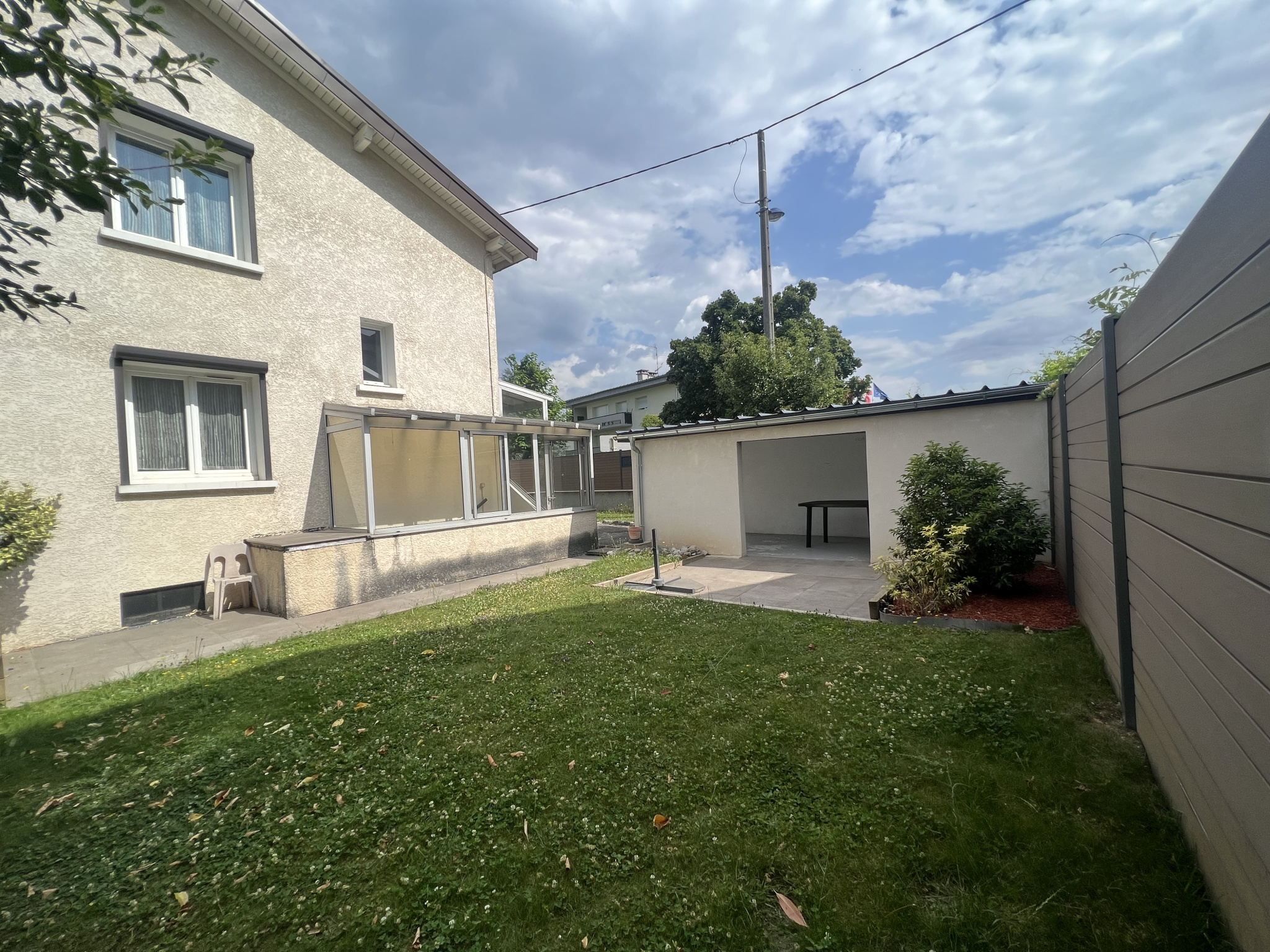 À louer : maison mitoyenne meublée avec extérieurs et sous-sol